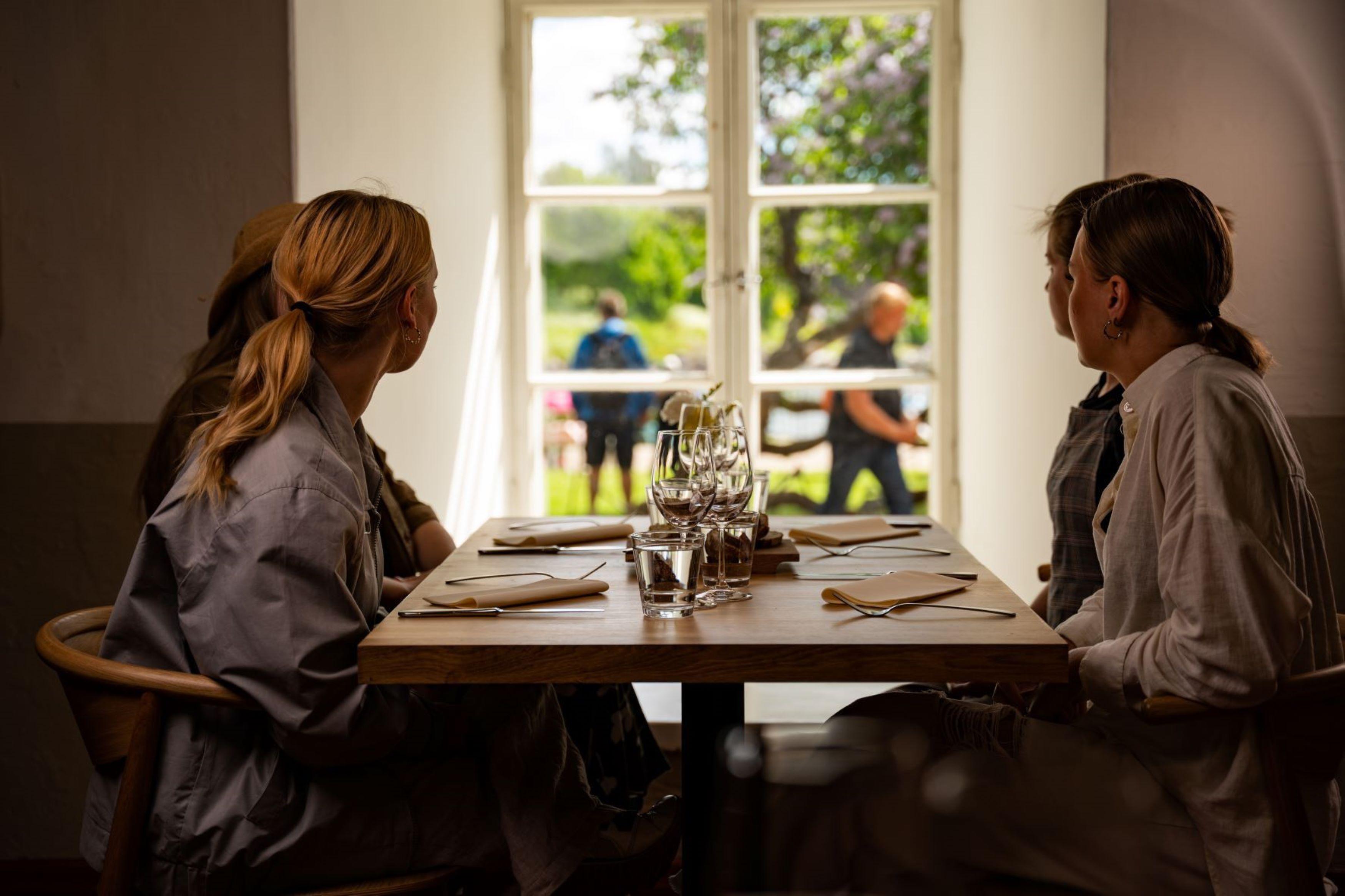 Adlerfelt_moment_before_dinner.jpg#asset:7911
